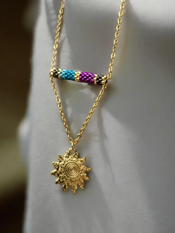 Naszyjnik tkany Miyuki z pozłacaną zawieszką Słońca – Turkus & Magneta