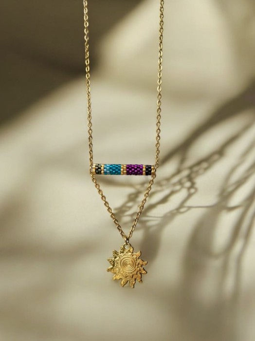 Naszyjnik tkany Miyuki z pozłacaną zawieszką Słońca – Turkus & Magneta