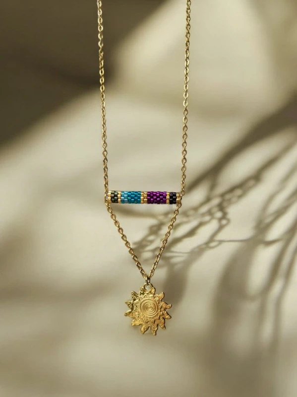 Naszyjnik tkany Miyuki z pozłacaną zawieszką Słońca – Turkus & Magneta