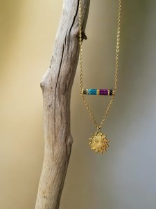 Naszyjnik tkany Miyuki z pozłacaną zawieszką Słońca – Turkus & Magneta