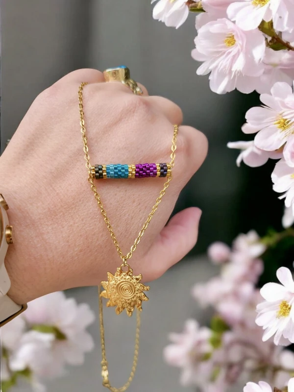 Naszyjnik tkany Miyuki z pozłacaną zawieszką Słońca – Turkus & Magneta